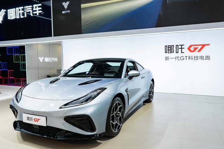 深圳164哪吒汽车在智能汽车领域的表现，领途汽车在新能源汽车市场中的影响力